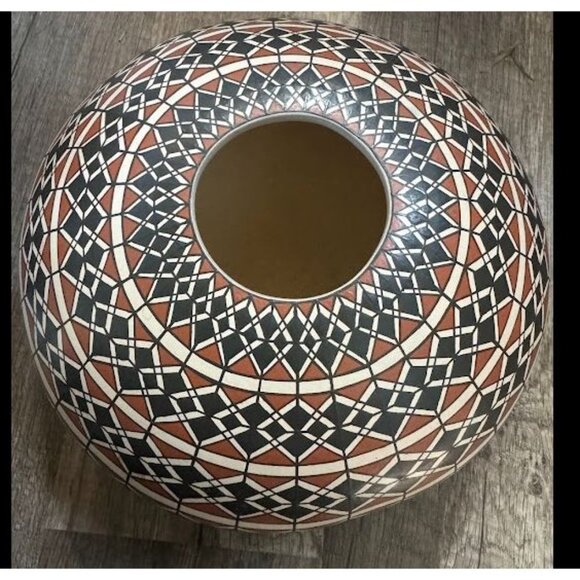 Handcrafted Acoma Pueblo Pottery Vase By Juana Ledezma Veloz Mata Ortiz pottery - Picture 4 of 9